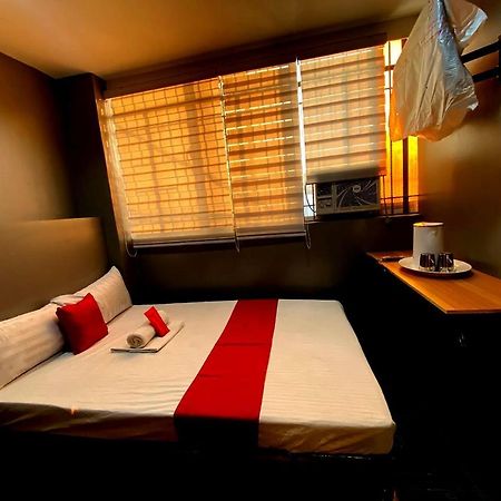 Oyo 104 Manila Venetian Hotel מראה חיצוני תמונה